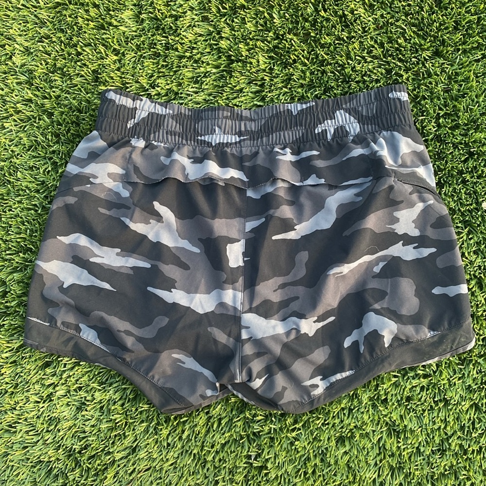 Athleta Racer Run Shorts 4” size Small - Picture 3 of 4